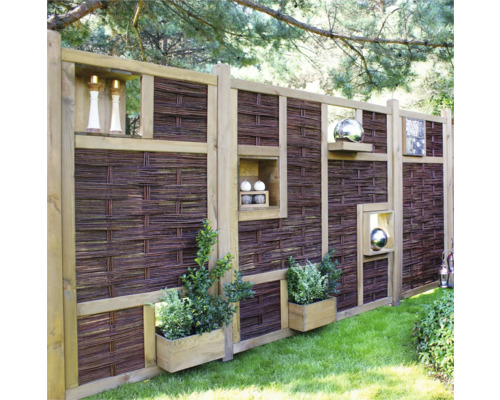 Dekorative Gartenzaunwand aus Holz und Weide mit integrierten Regalen und Pflanzkästen