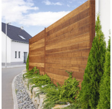 Holzzaun im Garten mit dekorativen Pflanzen