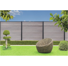 Garten mit Weidenzaun und Flechtmöbeln