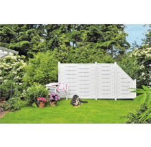 Gartenszene mit Gartenzaun, Gartenstuhl und Hund auf Rasen