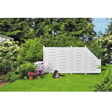 Gartenszene mit weißem Zaun, Sitzbank und Hund