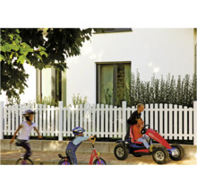 Szene mit Kindern, die mit einem Einrad, einem Tretroller und einem Pedal Go-Kart vor einem Haus mit weißem Zaun spielen.