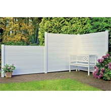 Garten mit Sichtschutzzaun und Bank