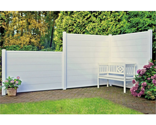 Garten mit Sichtschutzzaun und Bank