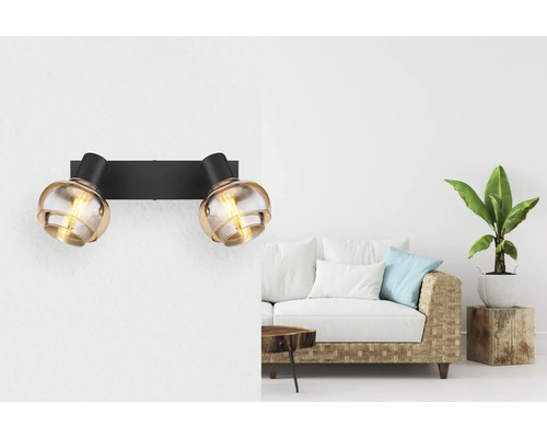 Wandleuchte mit zwei Lampen aus Metall und Glas im Wohnzimmer