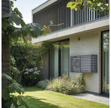 Außenansicht eines Hauses mit Klimaanlagenverkleidung im Gartenbereich