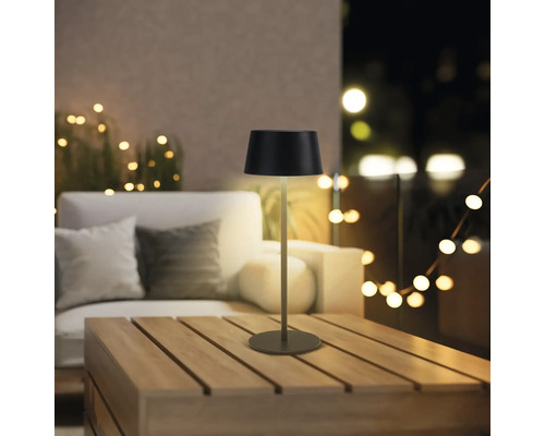 Dekorative Tischleuchte auf einem Holztisch im Außenbereich