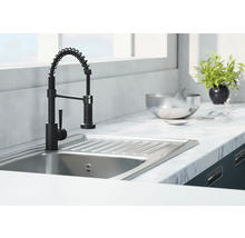 Küchenspüle mit schwarzem Wasserhahn und flexibler Feder