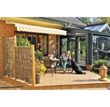 Terrasse mit Markise, Sichtschutzzaun und Frau mit Hund