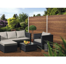 Gartenlounge-Set mit Tisch und Sichtschutzwand auf Holzterrasse im Garten