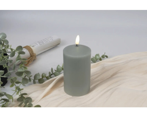 Dekorative graue Stumpenkerze mit LED-Flamme