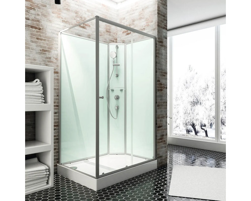 Duschkabine mit Duschkopf in einem Badezimmer mit Backsteinwand und Fenster