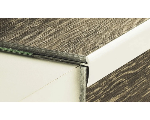 Detailansicht eines Laminatbodens mit Sockelleisten für den Bodenabschluss.