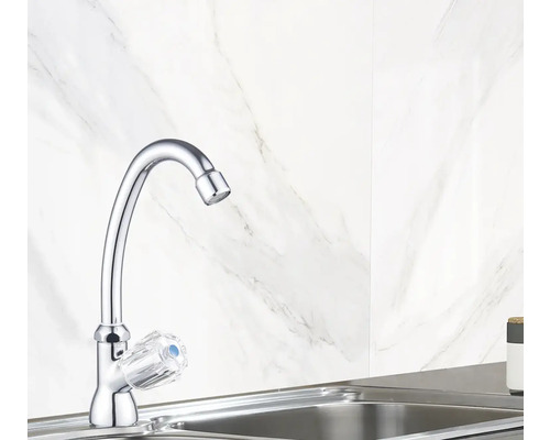 Küchenarmatur aus Metall mit transparentem Griff in einem Spülbecken