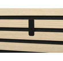 Detail einer Akustikplatte mit Befestigungsklammer