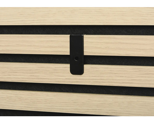 Detail einer Akustikplatte mit Befestigungsklammer