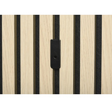 Nahaufnahme einer Akustikpaneele aus Holz mit Montageclip