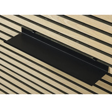 Schwarzes Wandregal vor Holzwand