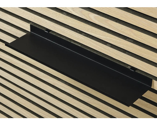 Schwarzes Wandregal vor Holzwand