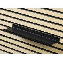 Schwarzes Wandregal auf Holzpaneel