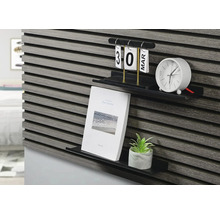 Dekoratives Wandpaneel mit zwei Ablagen, verziert mit einer Zimmerpflanze, einem Buch, einem Kalender und einer Uhr.