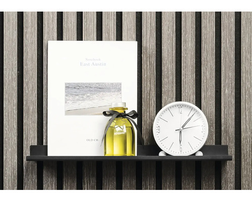 Dekorative Szene mit Notizbuch, Duftflasche und Uhr auf einem Regal