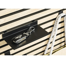 Metallregal mit Autoschlüssel und Schlüsselanhänger an einer Holzwand