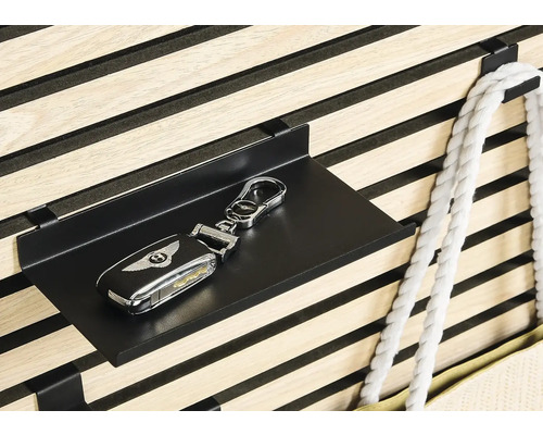 Metallregal mit Autoschlüssel und Schlüsselanhänger an einer Holzwand