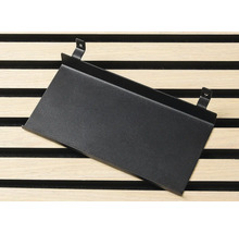 Schwarze Metallablage mit Halterung zur Wandbefestigung.