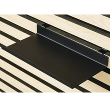 Schwarzes Regal zum Einhängen an einer Holzverkleidung