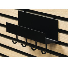 Schwarzes Wandregal mit Haken zur Aufbewahrung