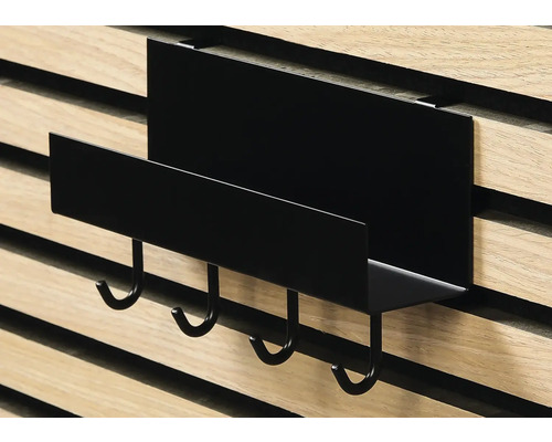 Schwarzes Wandregal mit Haken zur Aufbewahrung