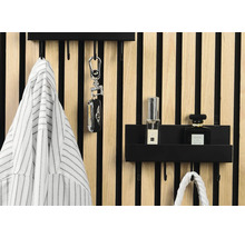 Garderobe mit Jacke, Schlüsselanhänger und Parfümflaschen