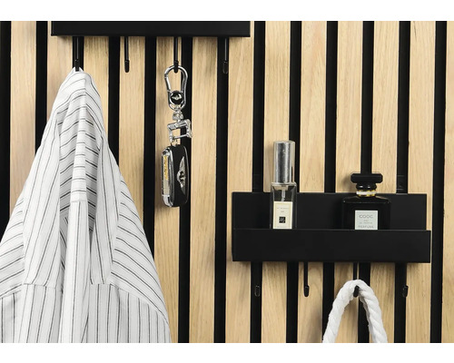 Garderobe mit Jacke, Schlüsselanhänger und Parfümflaschen