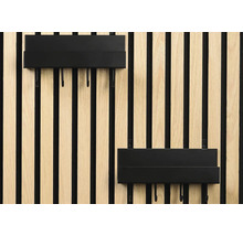 Zwei schwarze Hakenleisten an einer Holzwand