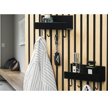 Wandgarderobe mit Ablagefächern und Haken für Jacken, Schlüssel und Dekoration an einer Holzwand