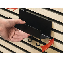 Schwarzer Wandorganizer mit Haken zur Montage an einer Wandpaneele.