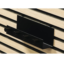 Schwarze Wandgarderobe mit Haken zur Befestigung an einer Holzwand