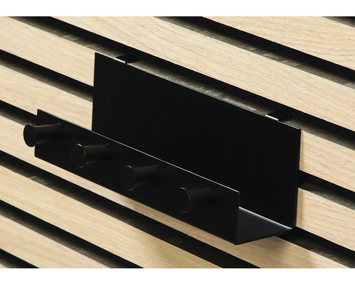 Schwarze Wandgarderobe mit Haken zur Befestigung an einer Holzwand