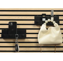 Wandgarderobe mit Mobiltelefon, Schlüsselanhänger, Handtasche und Parfümflaschen