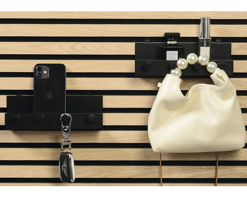 Wandgarderobe mit Mobiltelefon, Schlüsselanhänger, Handtasche und Parfümflaschen