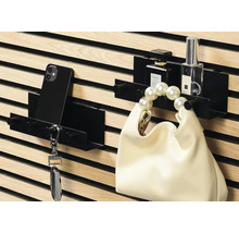 Wandgarderobe mit Ablagefläche, Handy, Schlüsselanhänger, Handtasche und Parfümflakons
