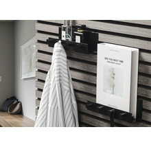 Wandgarderobe mit Haken und Ablage für Accessoires im Flur.