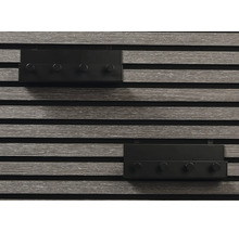 Zwei graue Wandpaneele mit vier schwarzen Haken