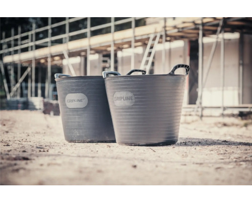 Zwei Mörtelkübel der Marke Gripline auf einer Baustelle.