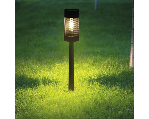 Dekorative Gartenleuchte aus Metall auf einer Rasenfläche.