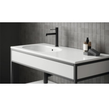 Badezimmerwaschtisch mit Waschbecken, Armatur und Kosmetikprodukten