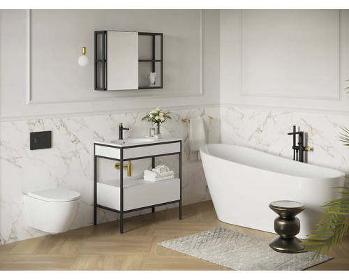 Helles Badezimmer mit Waschtisch, Spiegel, Badewanne und Toilette in modernem Design