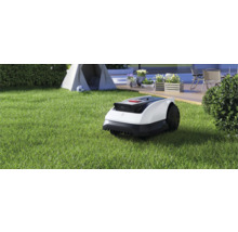 Rasenmähroboter auf einem Rasen vor einem Zelt und einer Terrasse