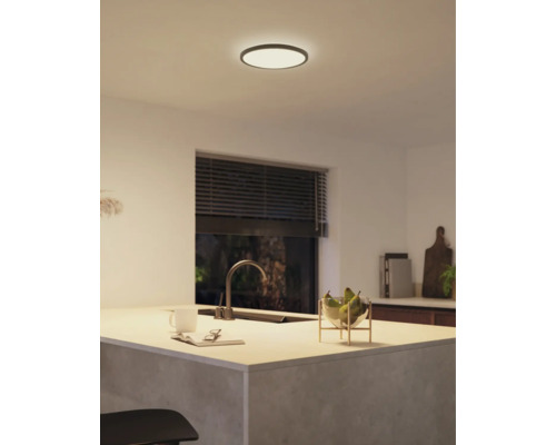 LED Deckenleuchte Philips Hue WCA Tento 16,6 W, Ø 291 mm, 1-flammig IP 20, schwarz Küchenszene mit Deckenleuchte, Spüle, Obstschale und Fenster